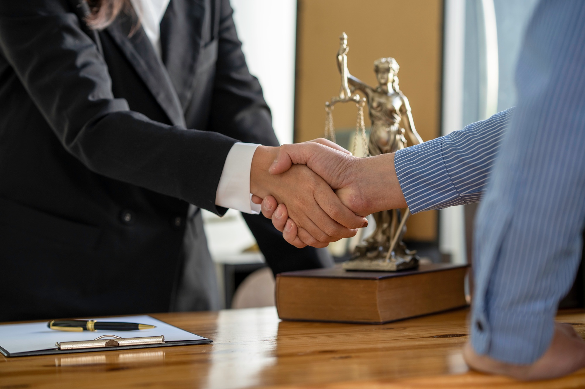Lawyers shake hands to congratulate clients Consultant until the court wins the case.